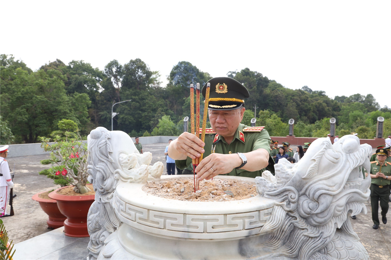 Bộ trưởng Tô Lâm dâng hương tri ân các Anh hùng - Liệt sĩ và thăm gia đình chính sách tại Tây Ninh